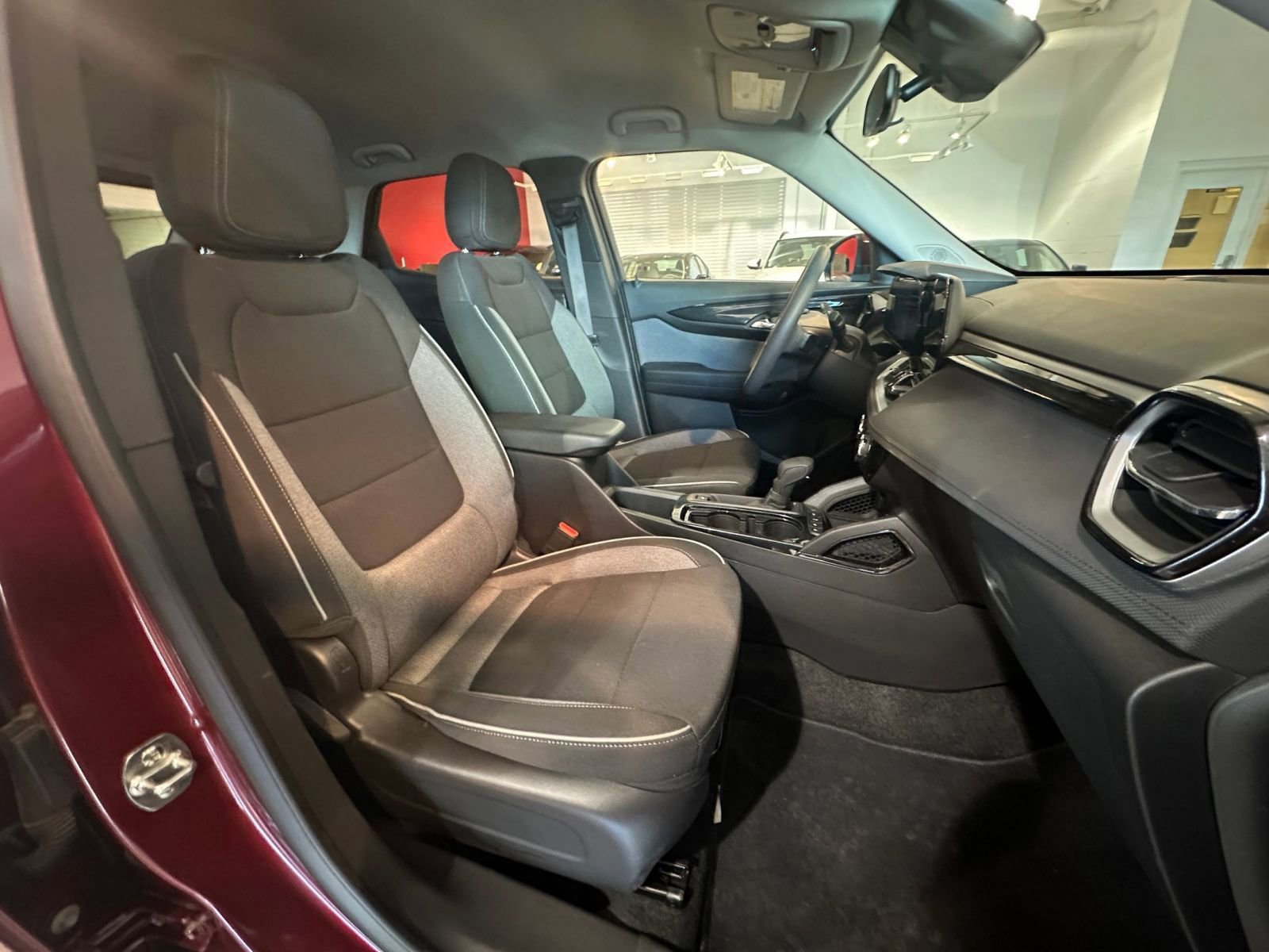 Used 2025 Chevrolet TrailBlazer LT image 34