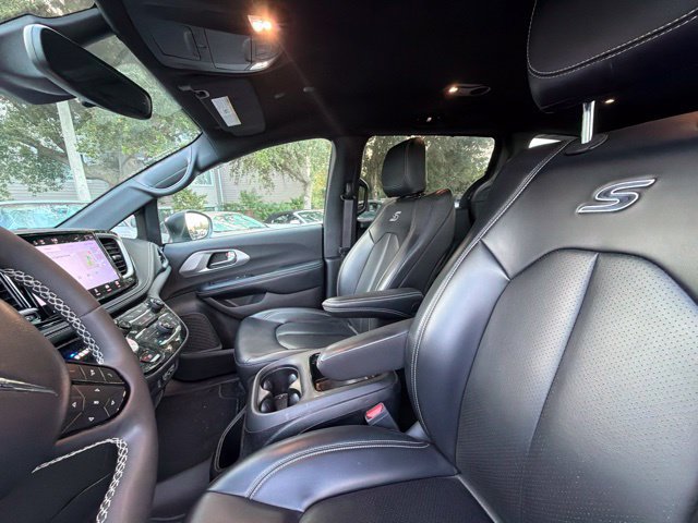 Used 2023 Chrysler Pacifica Touring-L w/ S Appearance Package FWD image 8