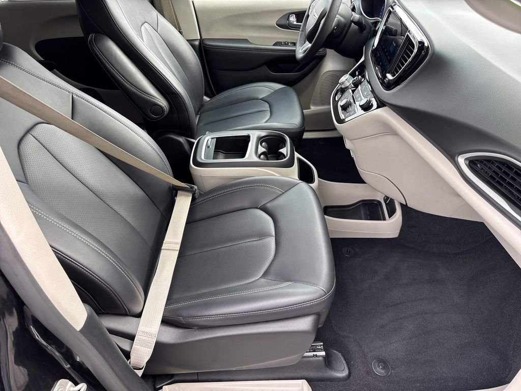 Used 2024 Chrysler Pacifica Touring-L image 13