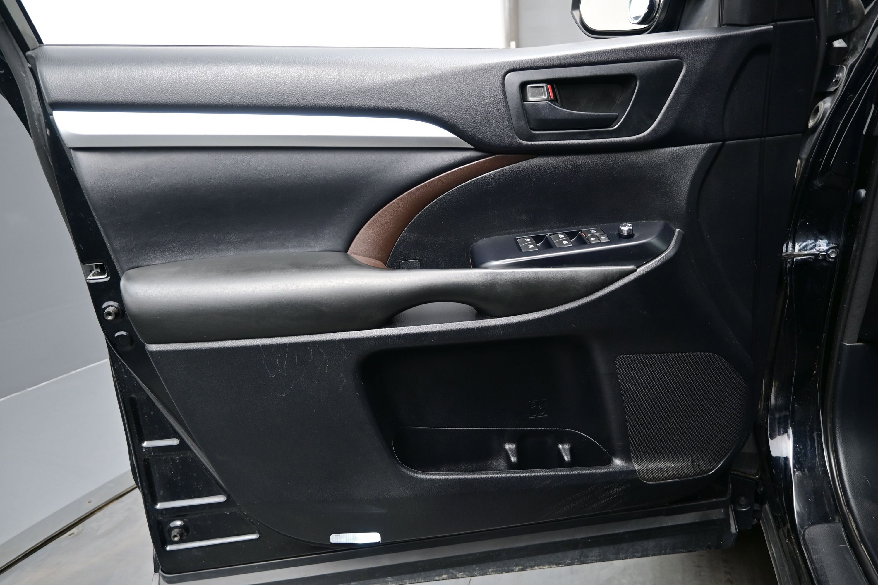 Used 2014 Toyota Highlander Plus AWD/4WD image 9