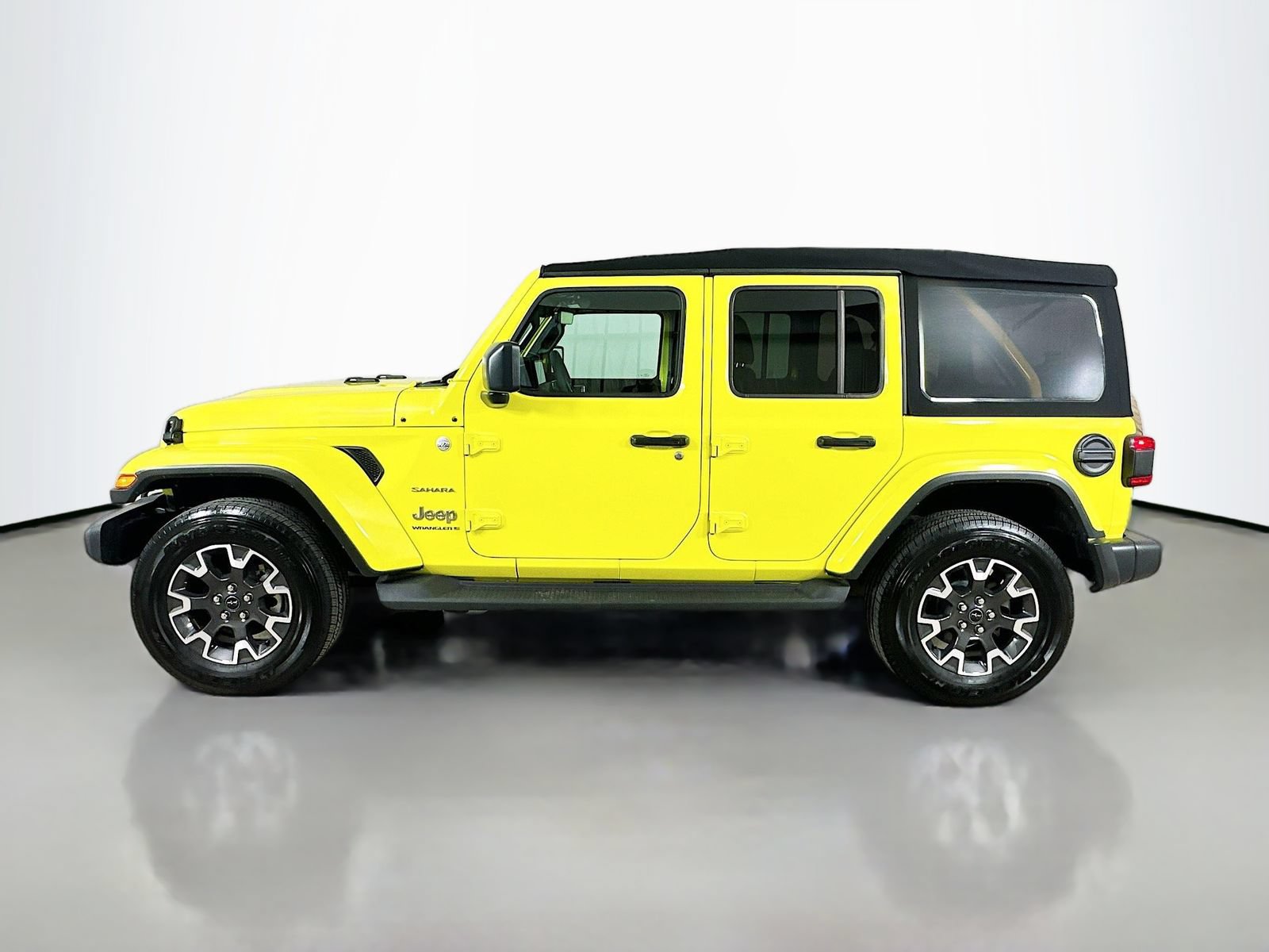 Used 2024 Jeep Wrangler Unlimited Sahara w/ Technology Group AWD/4WD image 8
