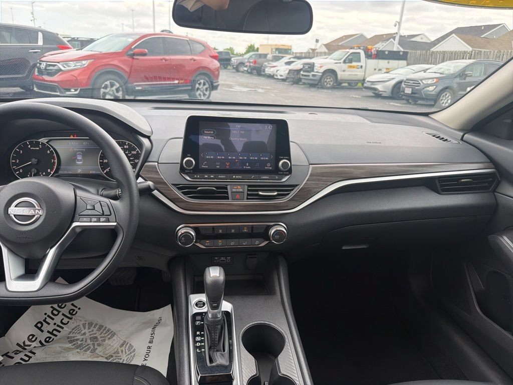 Used 2025 Nissan Altima 2.5 SV FWD image 21