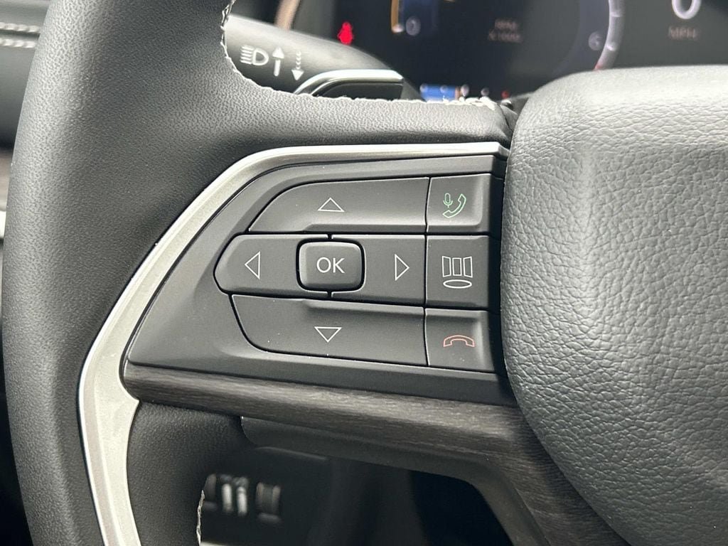 Used 2025 Jeep Grand Cherokee Limited AWD/4WD image 21