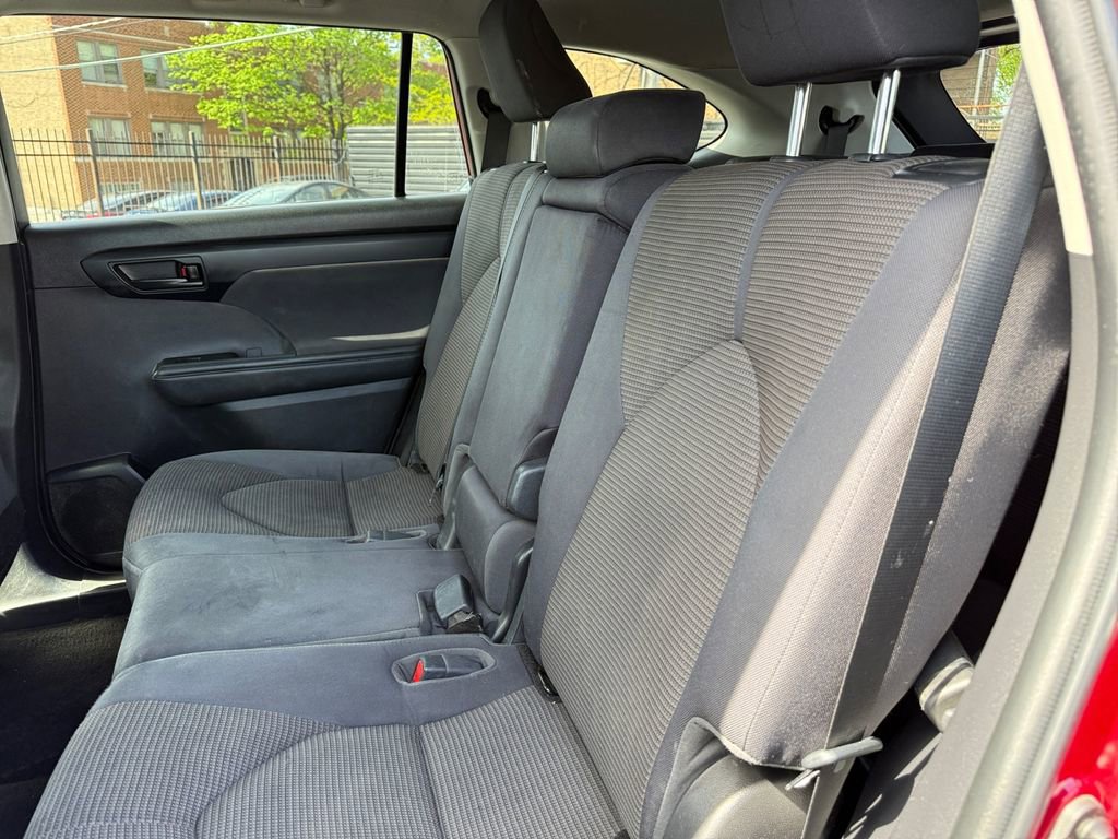 Used 2022 Toyota Highlander LE AWD/4WD image 28