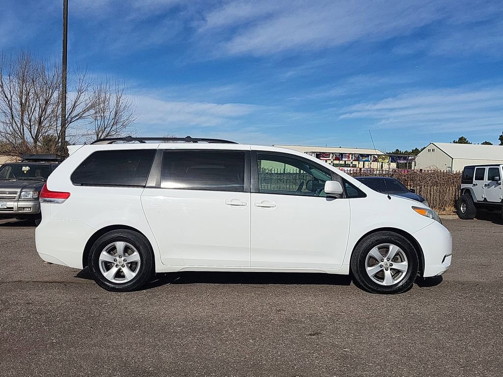 Used 2012 Toyota Sienna LE w/ Towing Pkg FWD image 3