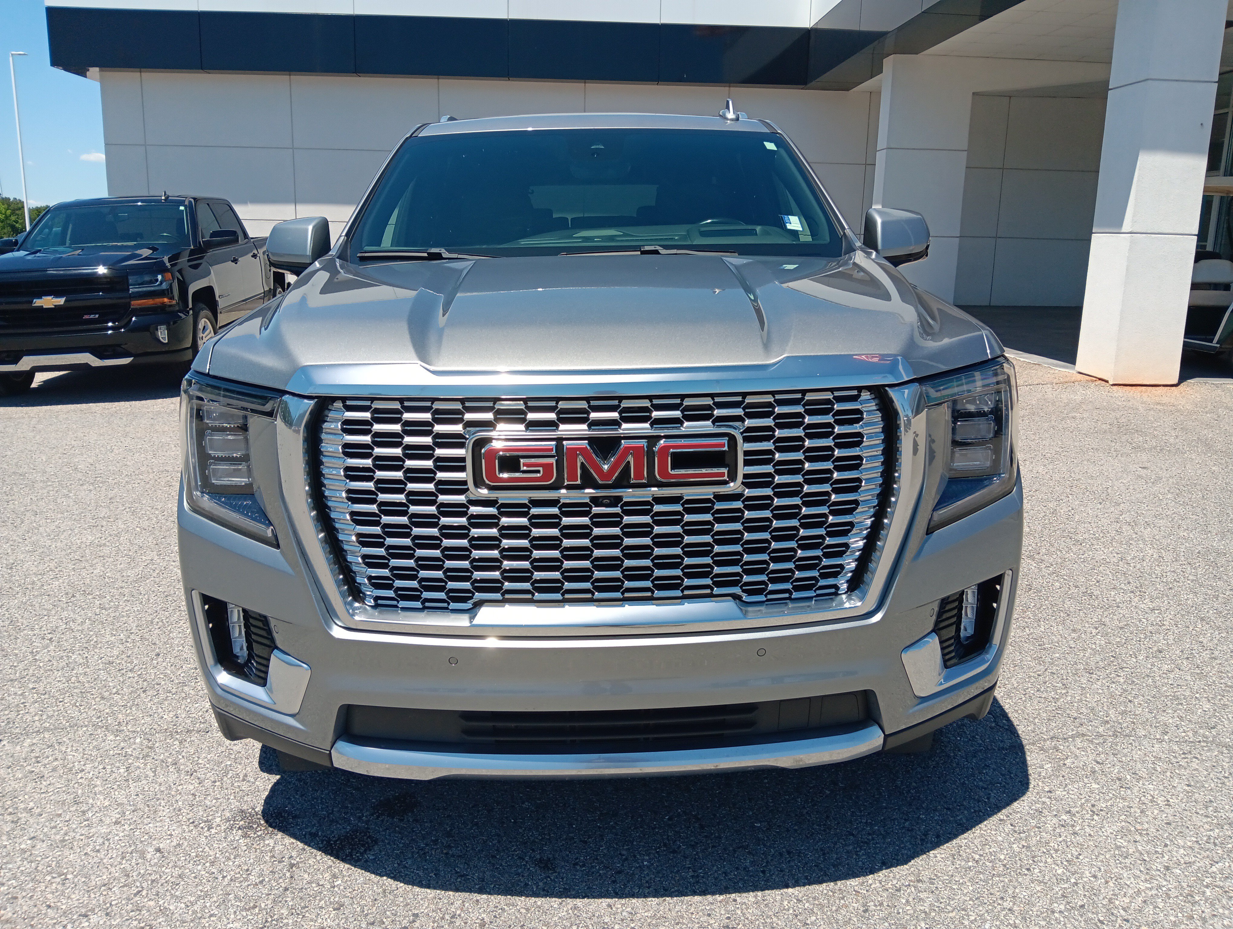 Used 2023 GMC Yukon XL Denali w/ Denali Reserve Package AWD/4WD image 9