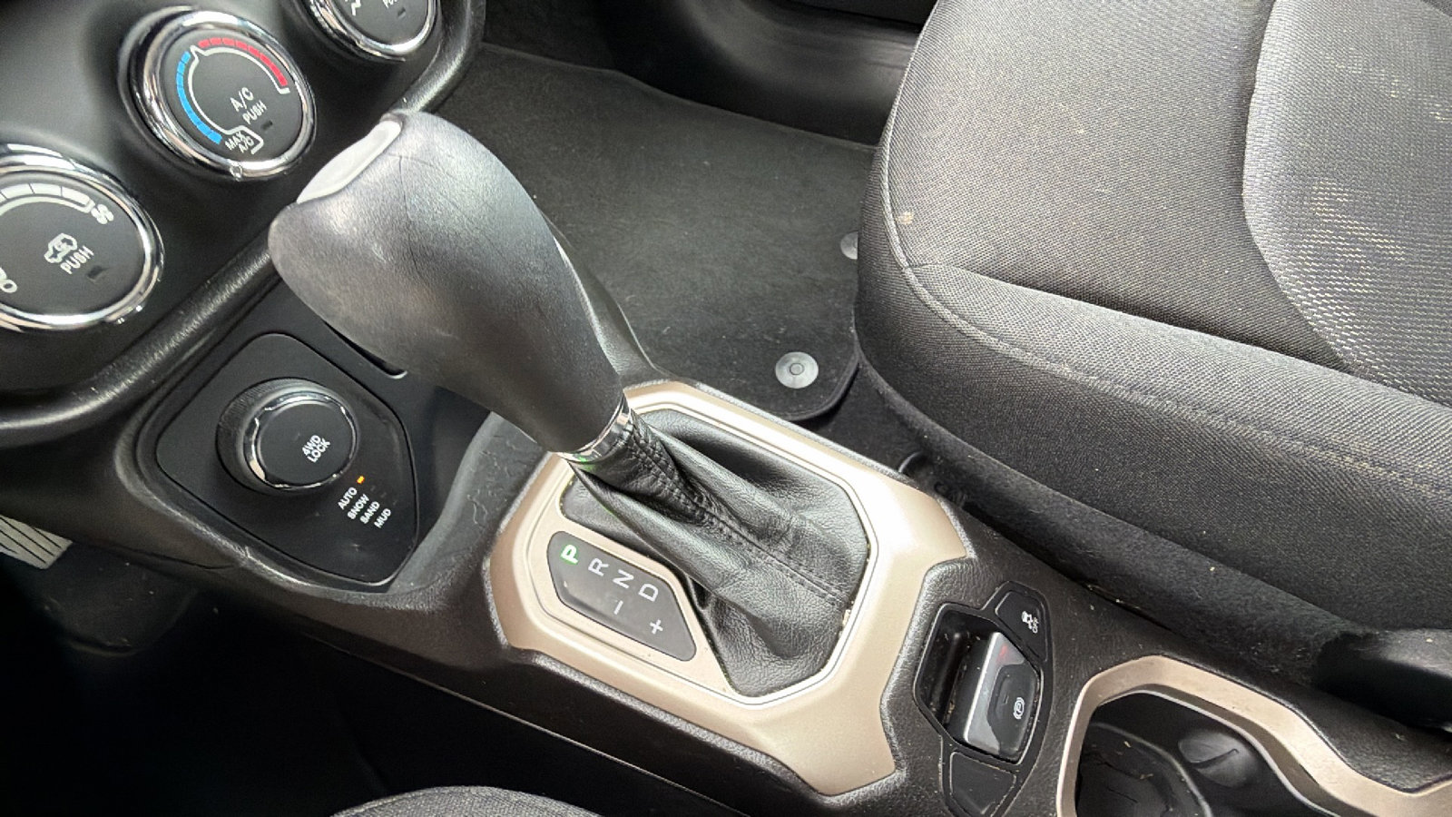 Used 2017 Jeep Renegade Latitude AWD/4WD image 31