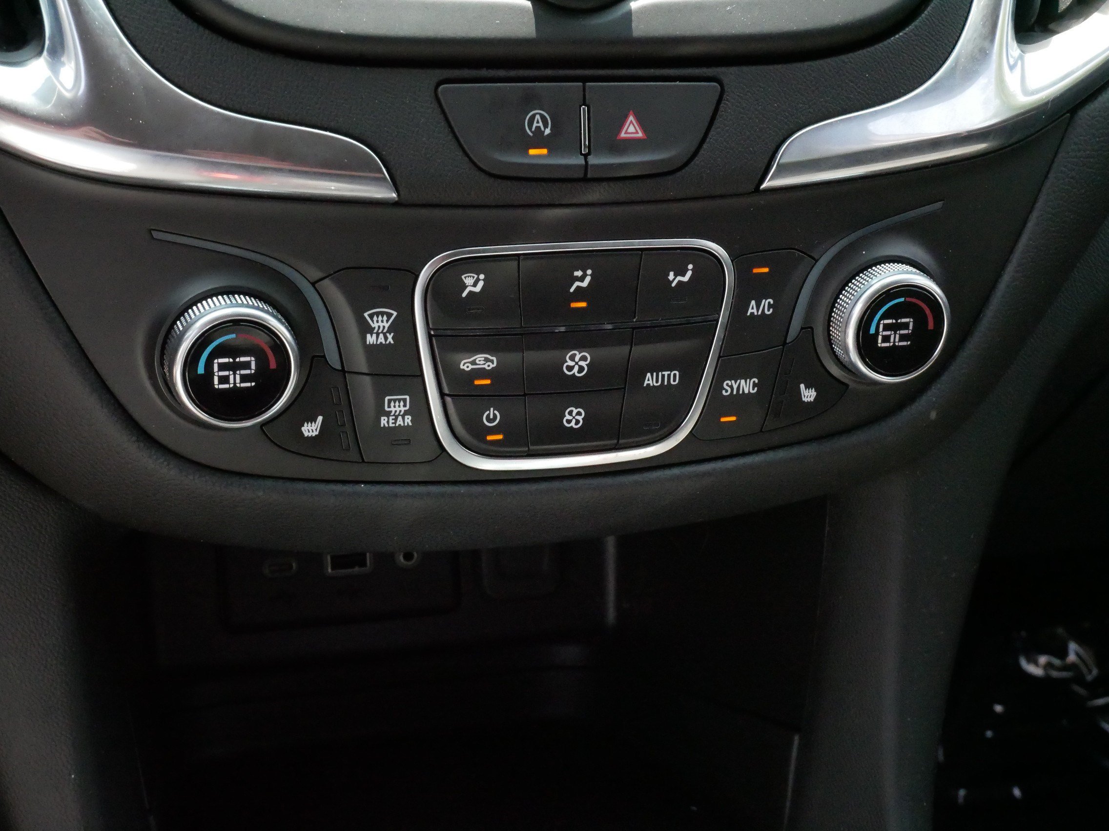 Used 2024 Chevrolet Equinox LT FWD image 23