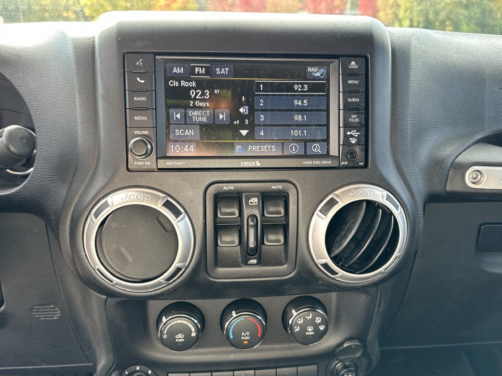 Used 2015 Jeep Wrangler Unlimited Sahara w/ Connectivity Group AWD/4WD image 11