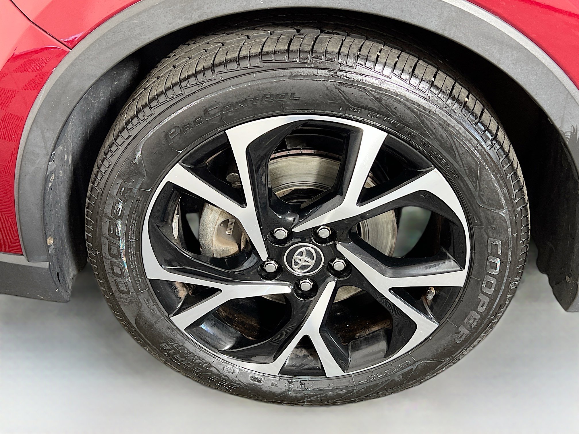 Used 2019 Toyota C-HR XLE FWD image 25