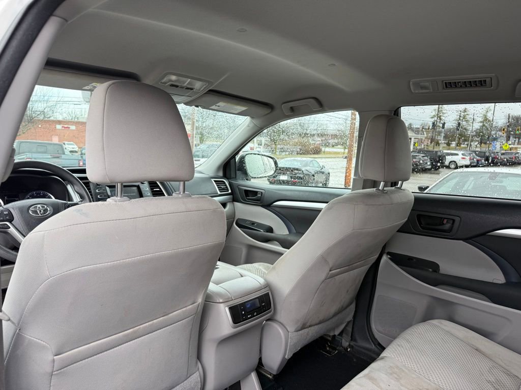 Used 2017 Toyota Highlander LE FWD image 24