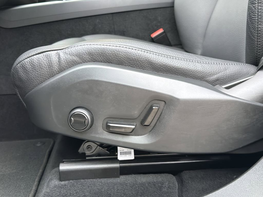 Used 2023 Volvo XC60 T8 Plus image 29