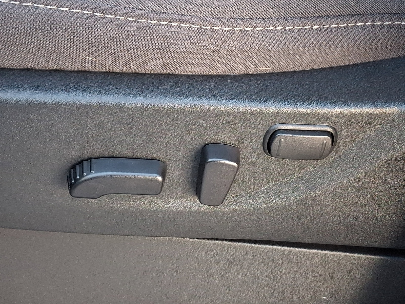 Used 2025 Nissan Frontier SV image 27