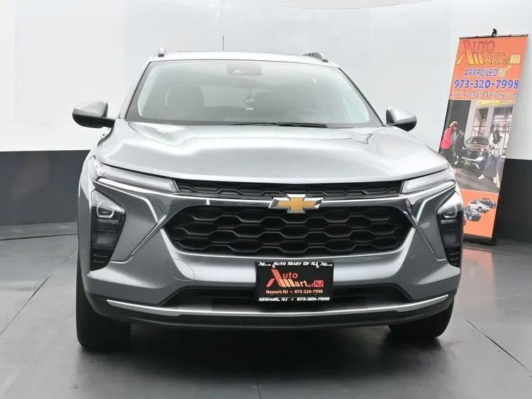 Used 2024 Chevrolet Trax LT w/ Sunroof Package image 3