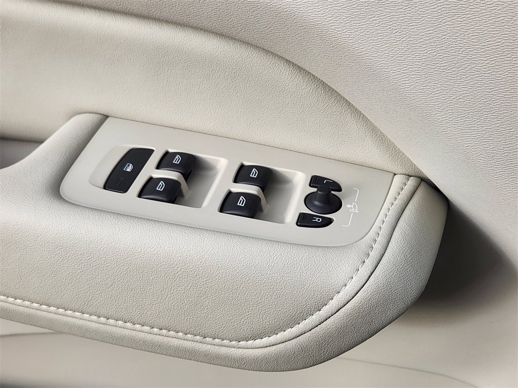 Used 2025 Volvo XC60 B5 Core w/ Protection Package Premier image 10