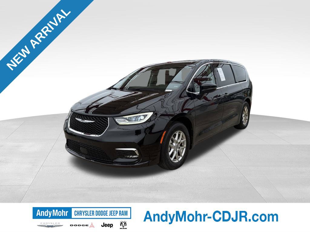 Used 2024 Chrysler Pacifica Touring-L FWD image 3