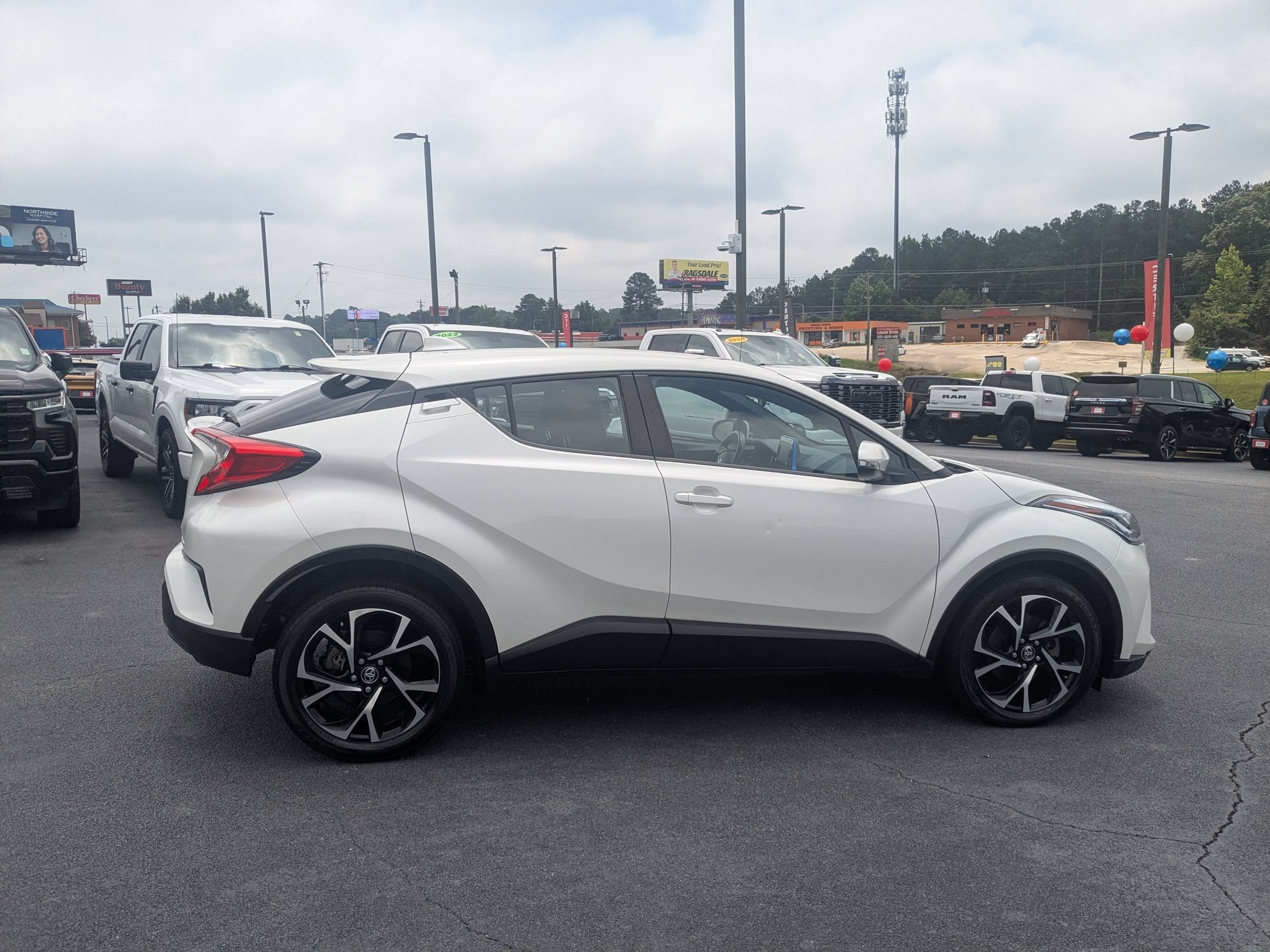 Used 2021 Toyota C-HR XLE FWD image 4