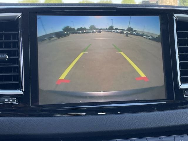 Used 2023 Chrysler Pacifica Touring-L FWD image 17