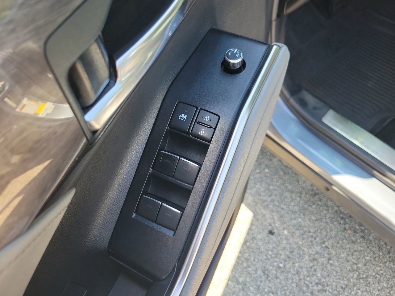 Used 2021 Toyota Highlander Platinum FWD image 16