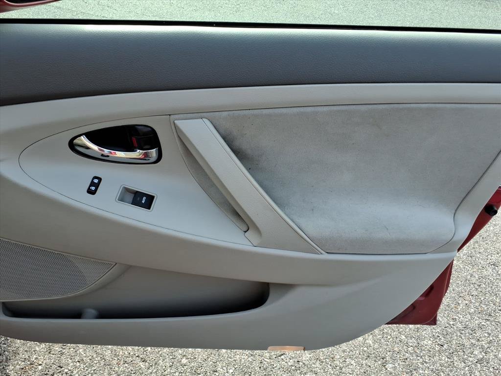 Used 2010 Toyota Camry LE FWD image 17