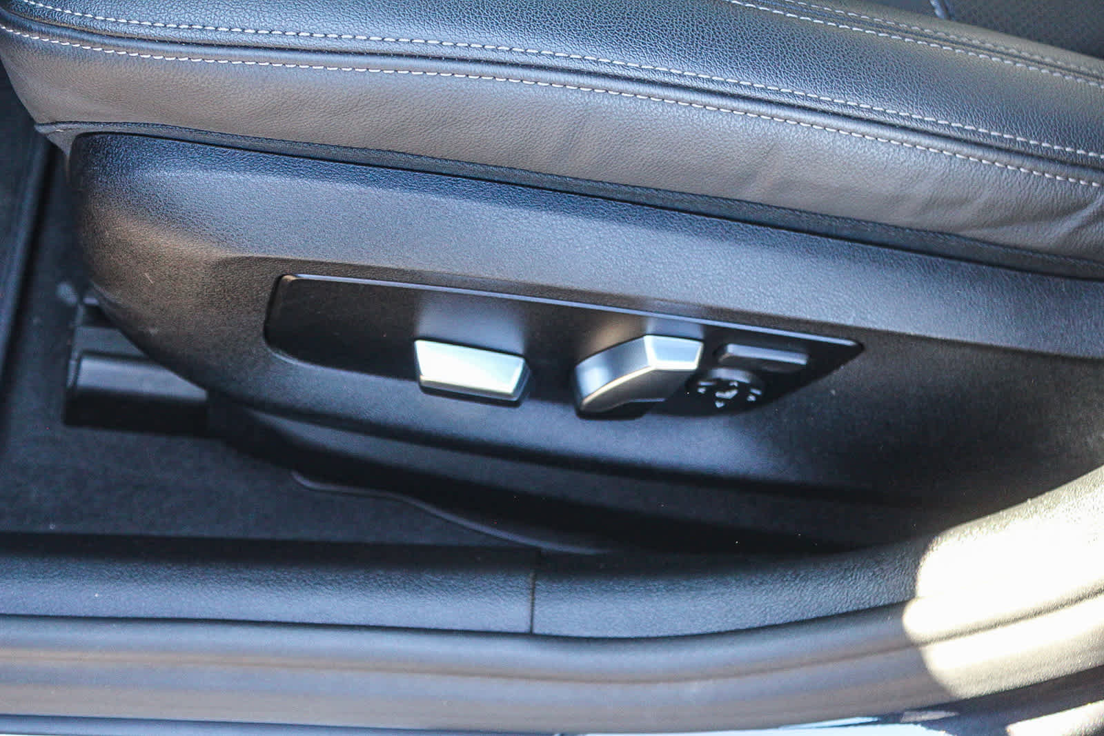 Certified 2023 BMW 530e w/ Convenience Package image 21