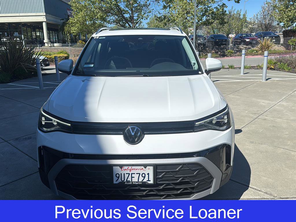 Used 2025 Volkswagen Taos SE w/ Panoramic Sunroof Package image 2