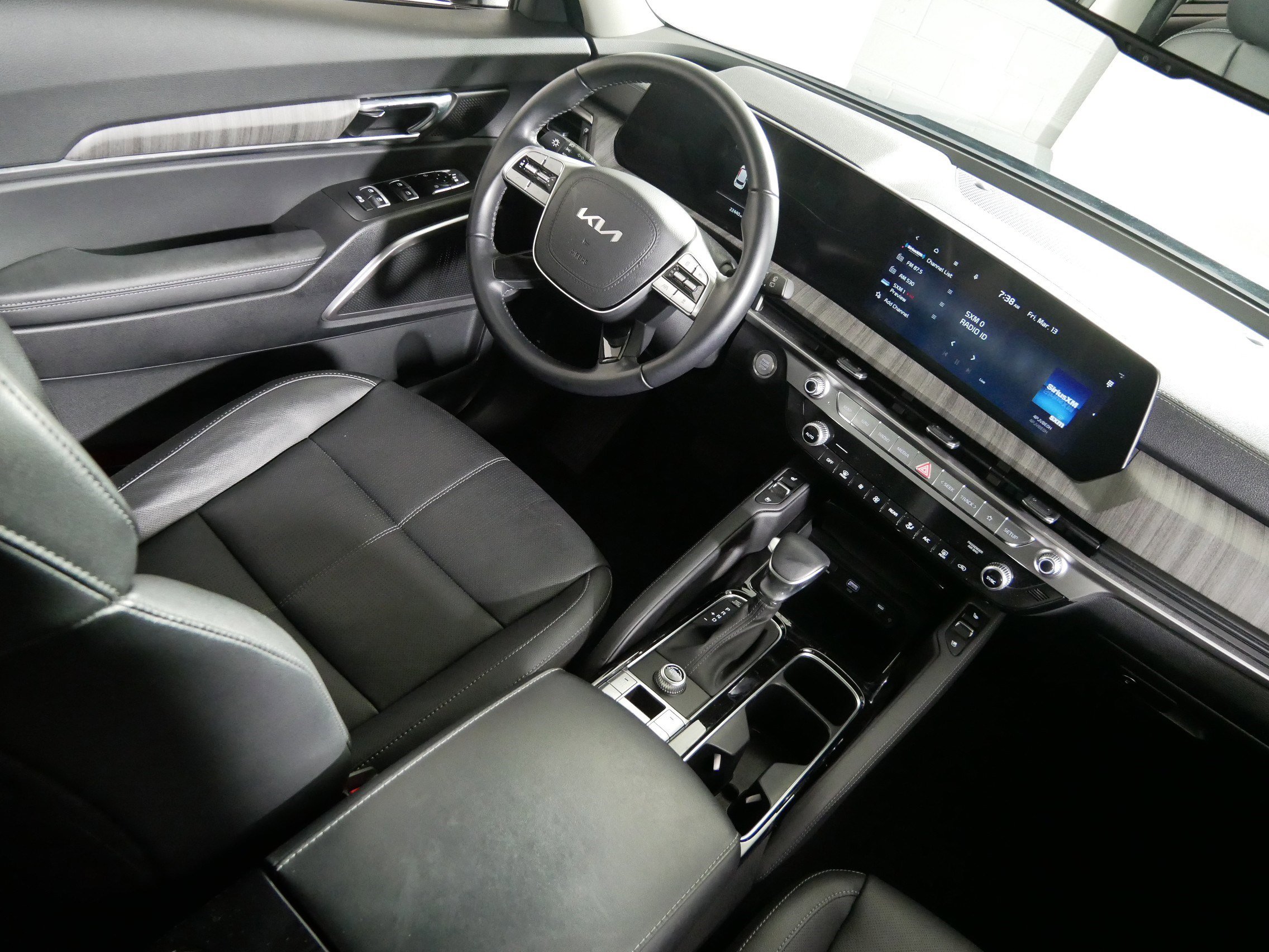 Used 2024 Kia Telluride EX w/ EX Captain's Chair Package image 9