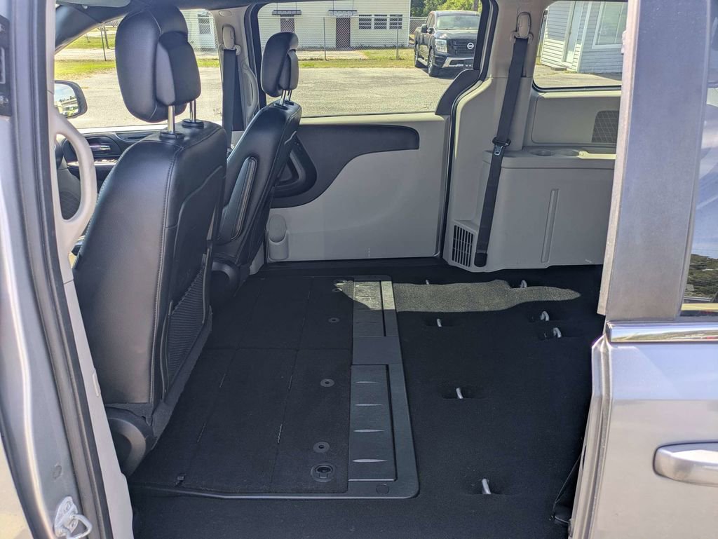 Used 2019 Dodge Grand Caravan SXT image 14