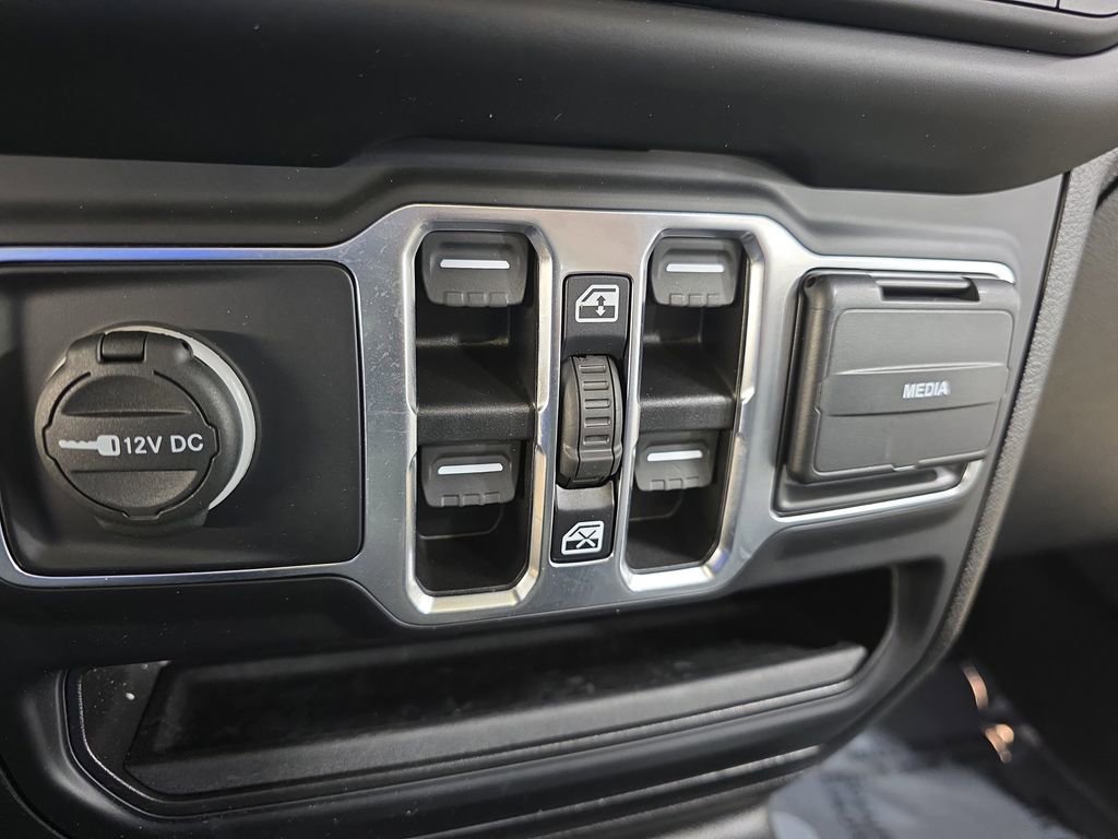 Used 2021 Jeep Gladiator Overland w/ Advanced Safety Group AWD/4WD image 26