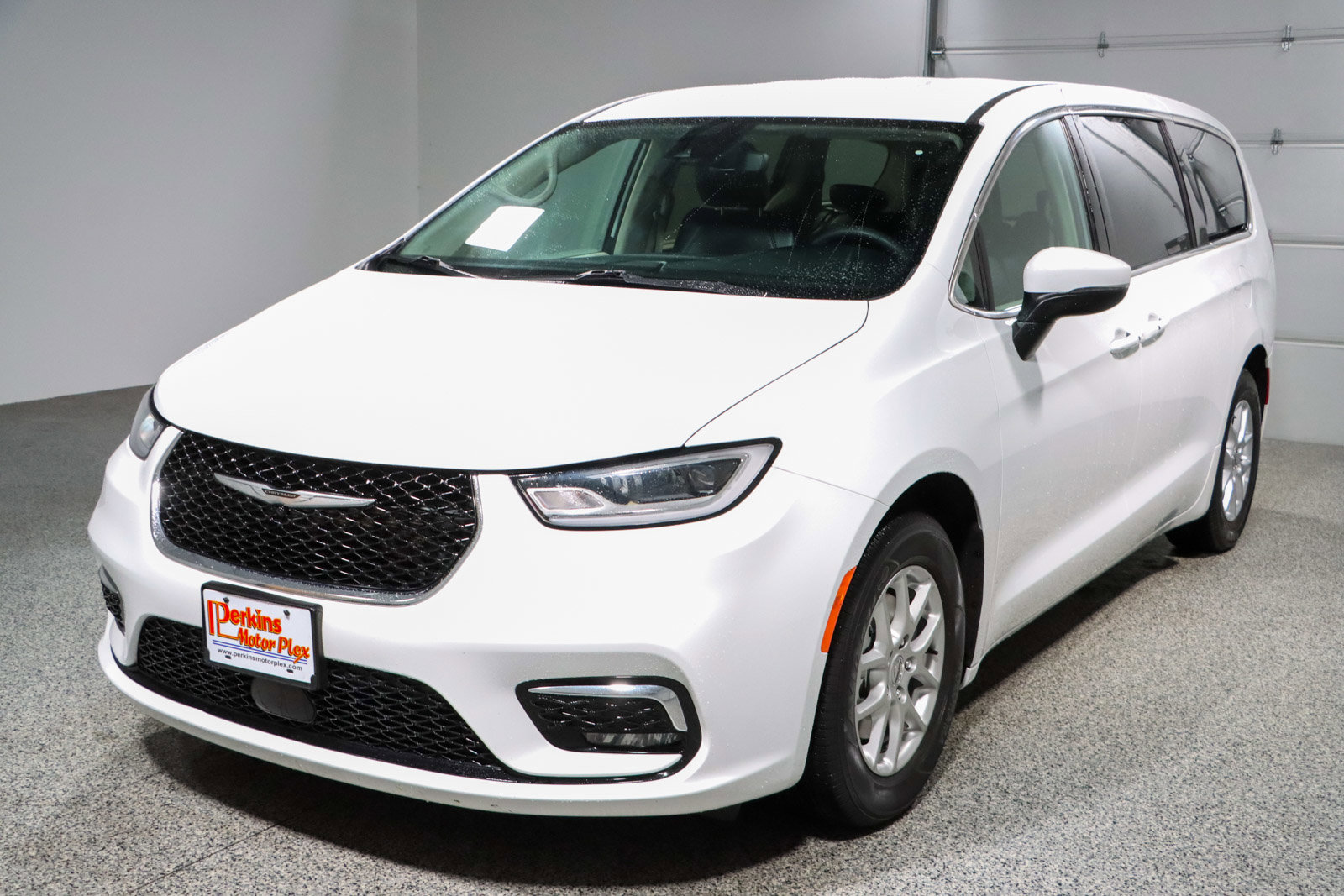 Used 2023 Chrysler Pacifica Touring-L image 32