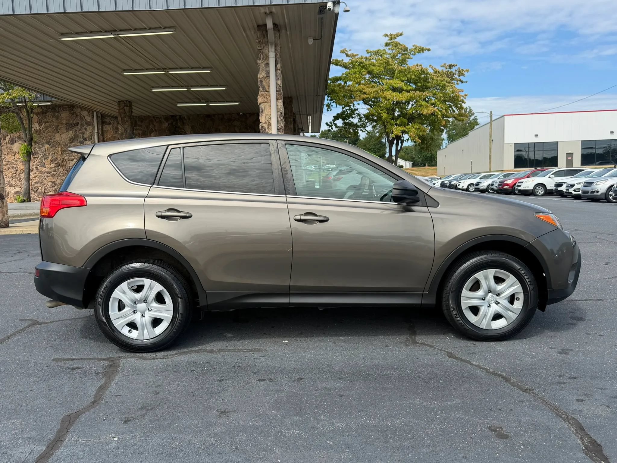Used 2015 Toyota RAV4 LE FWD image 8