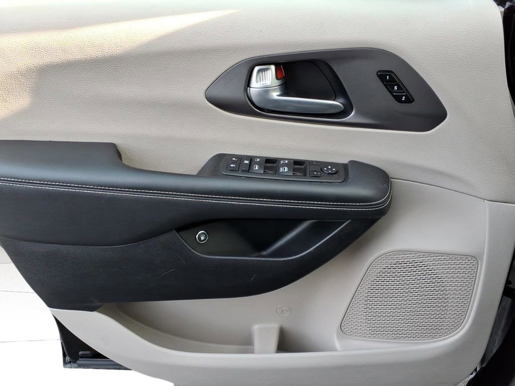 Used 2024 Chrysler Pacifica Limited FWD image 21