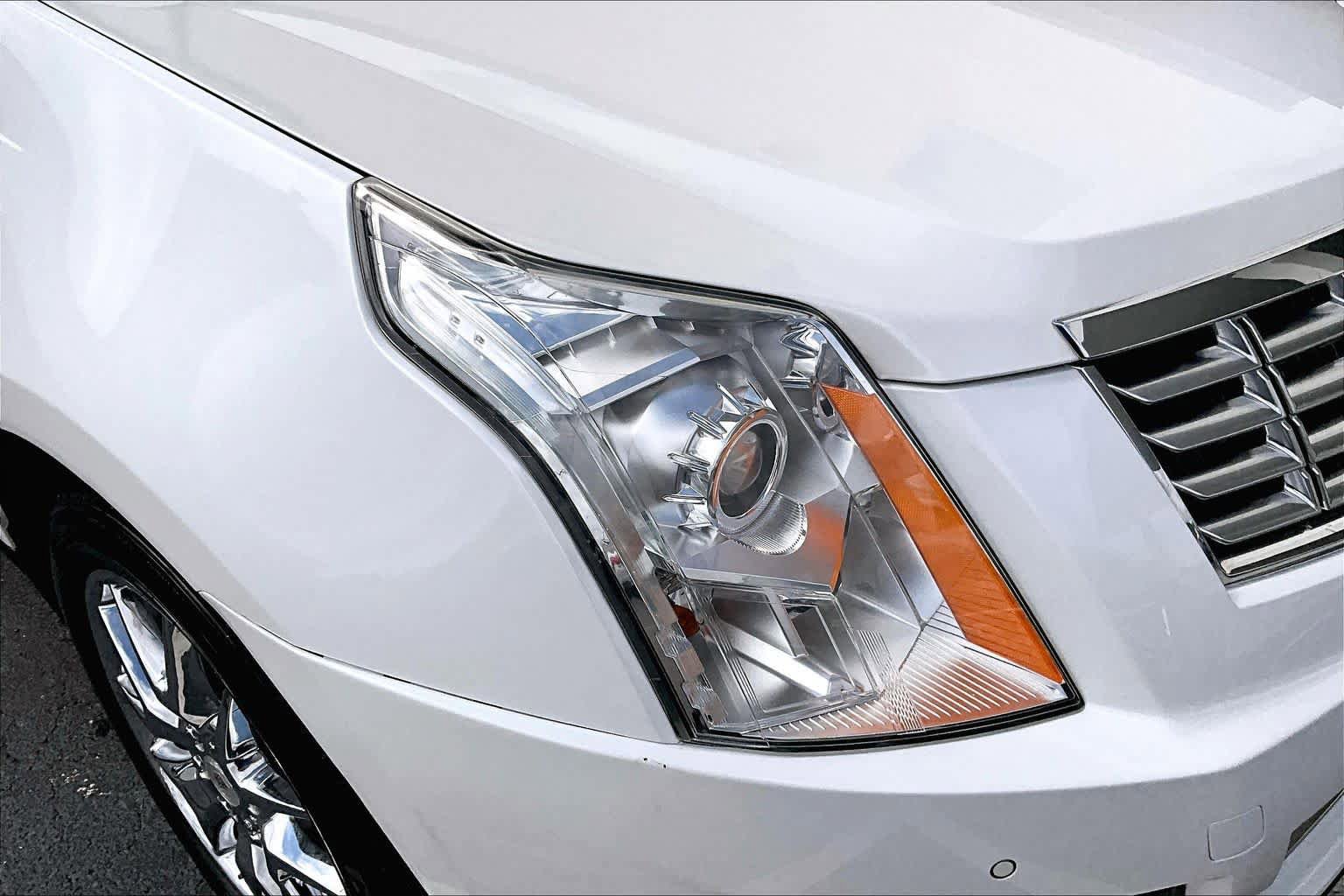 Used 2015 Cadillac SRX Luxury w/ Driver Awareness Package FWD image 26