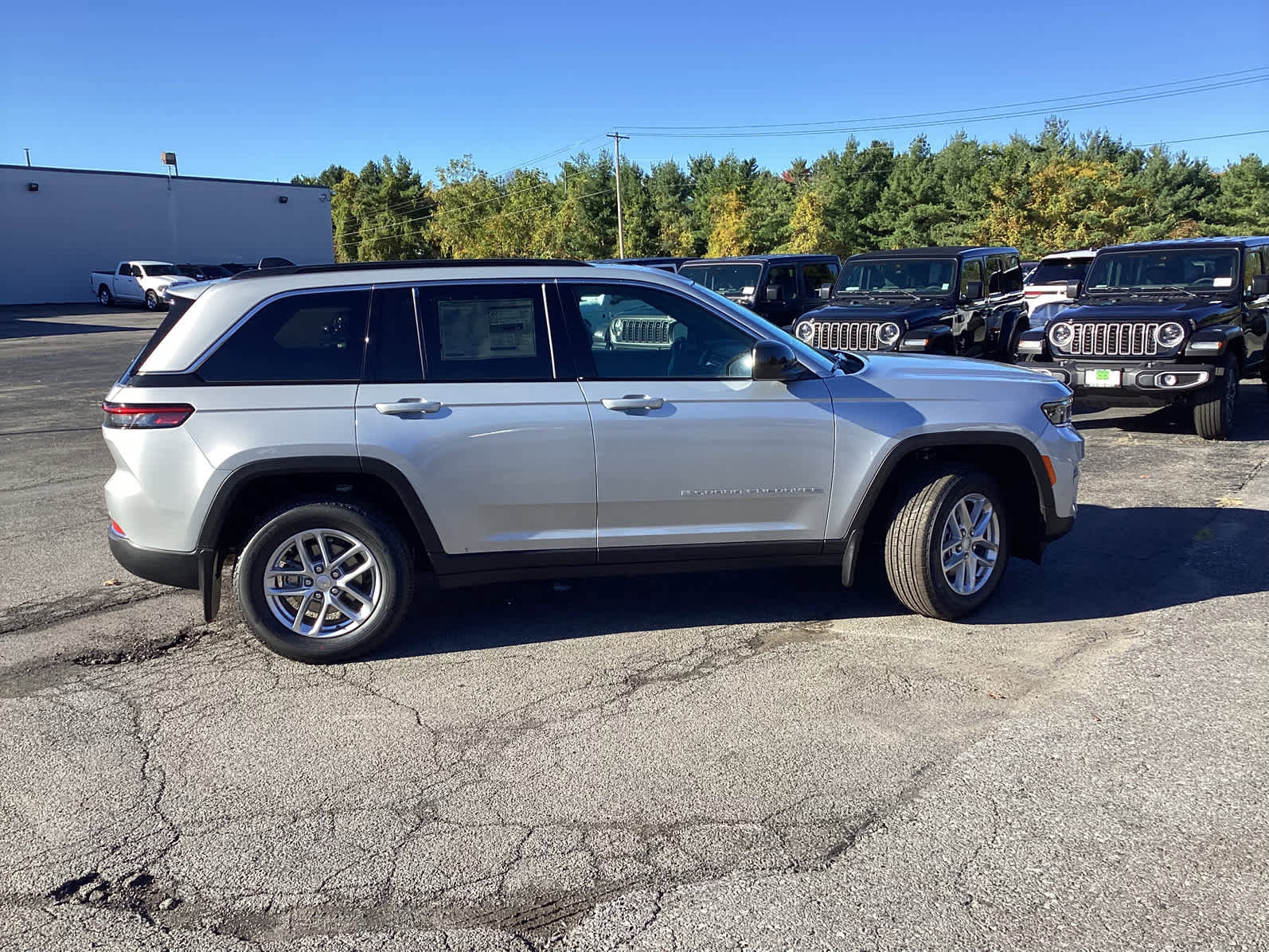 New 2025 Jeep Grand Cherokee Laredo X w/ Luxury Tech Group I image 8