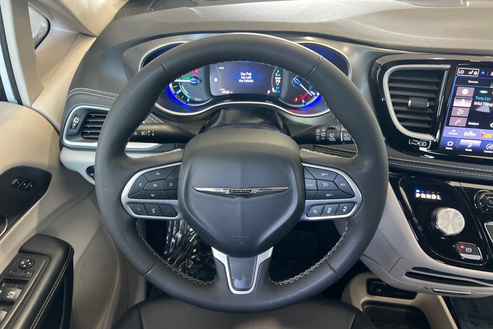 Used 2024 Chrysler Pacifica Limited FWD image 16