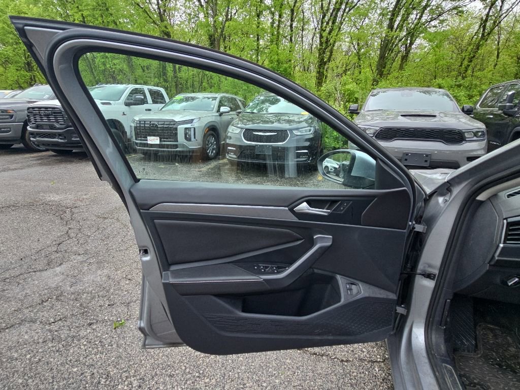 Used 2024 Volkswagen Jetta SE FWD image 20