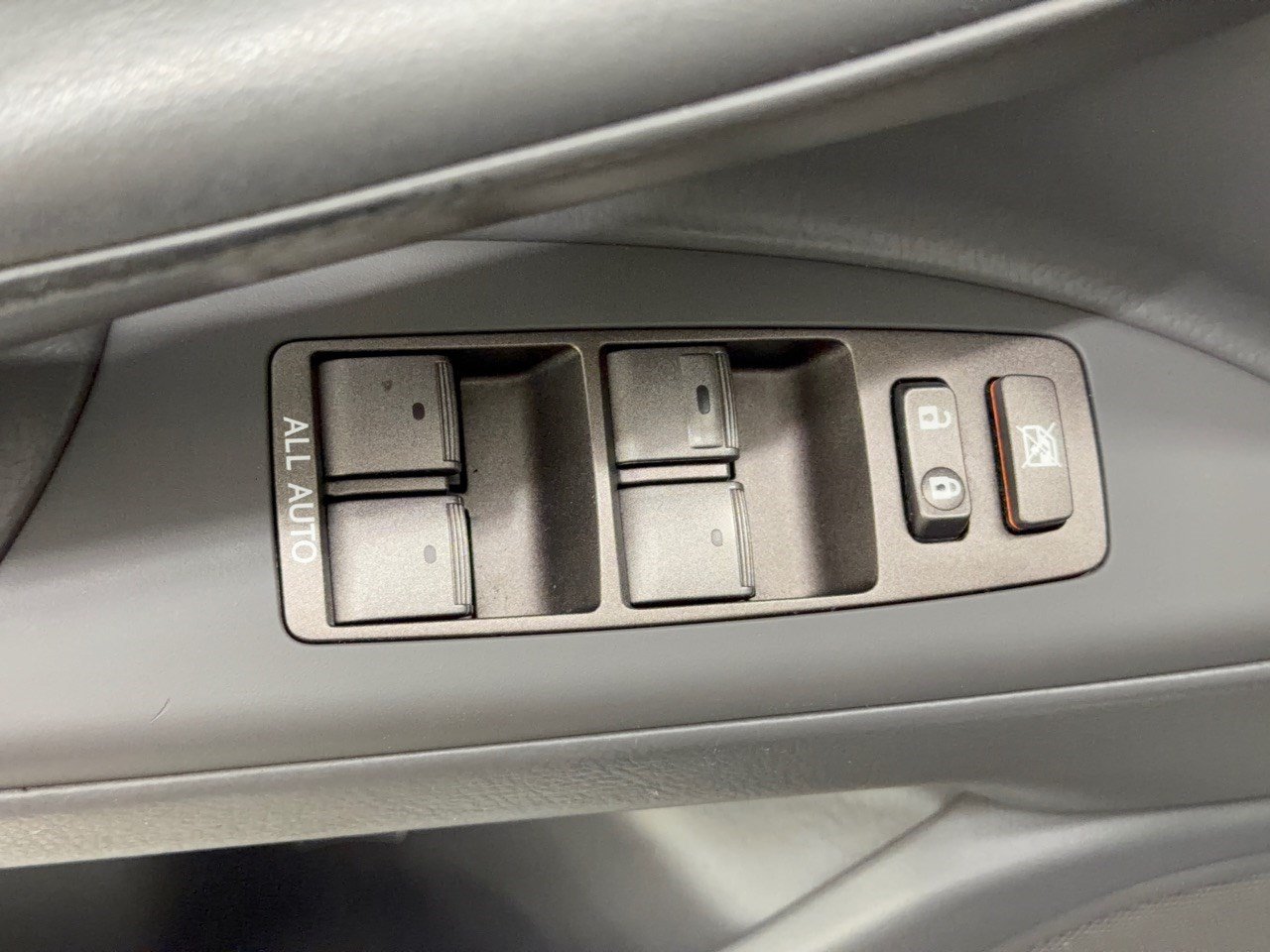Used 2010 Lexus LX 570 4WD w/ Luxury Pkg image 15