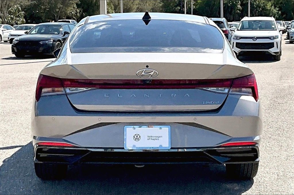 Used 2022 Hyundai Elantra Limited image 6