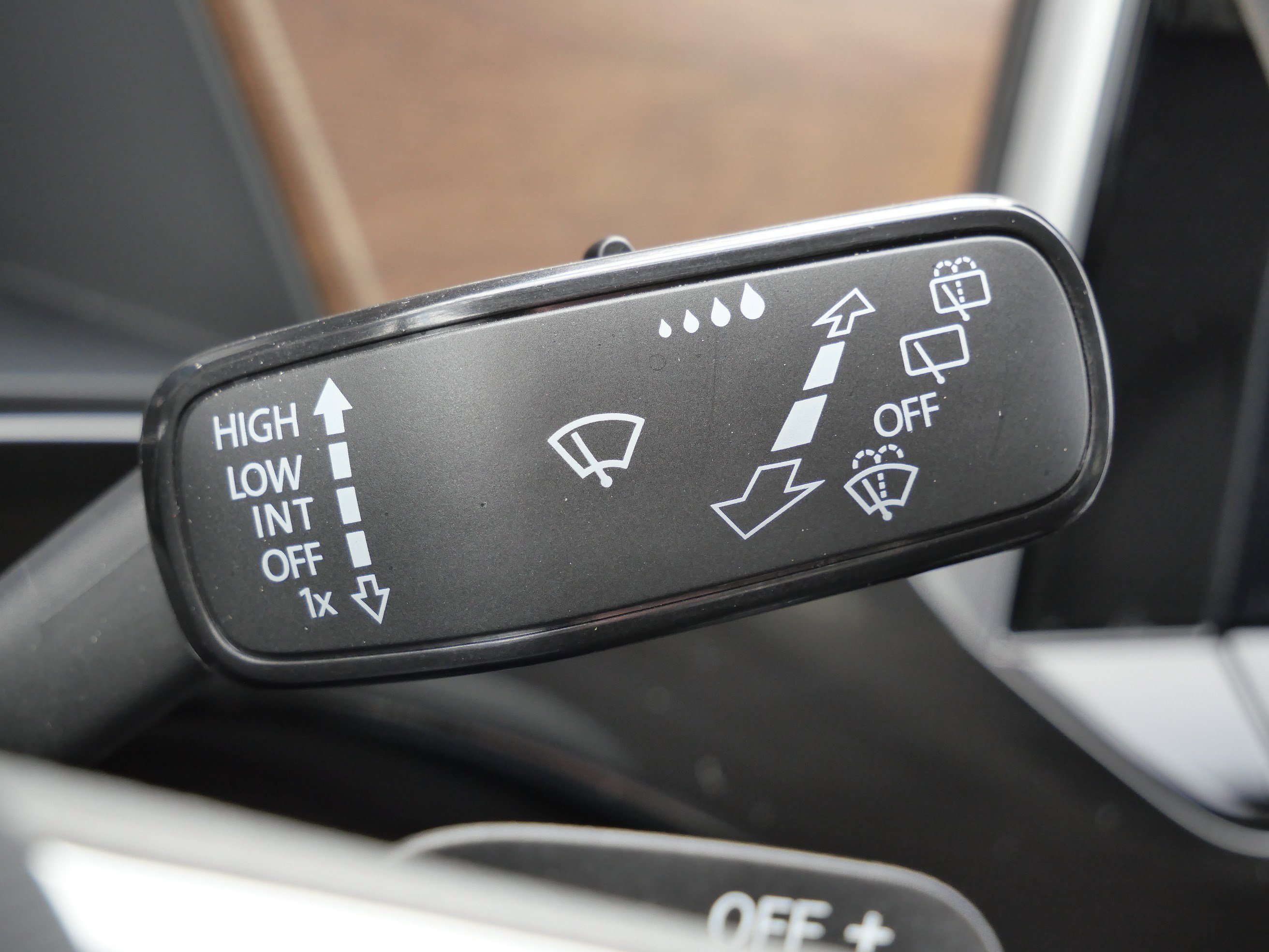 Certified 2025 Volkswagen Atlas SE image 34