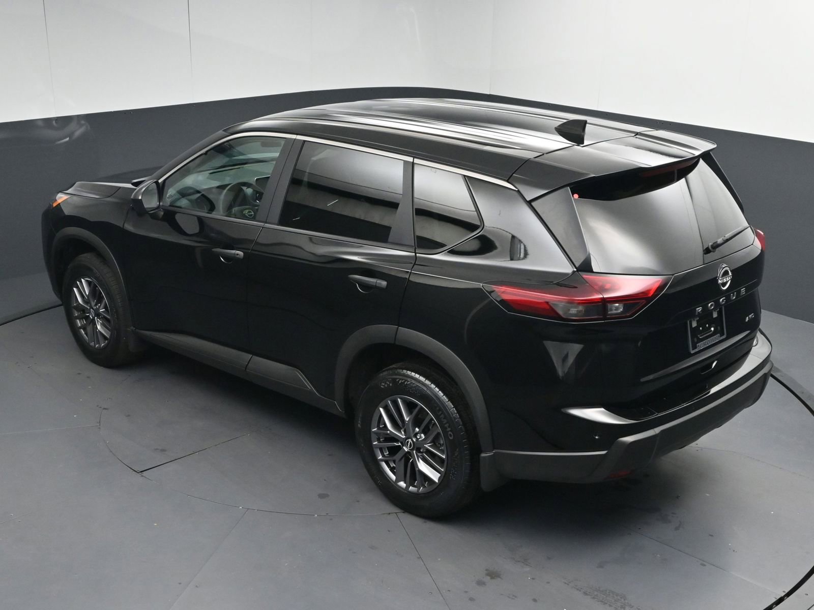 Used 2025 Nissan Rogue S image 34