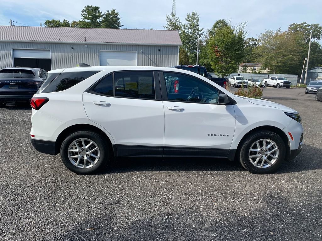Used 2024 Chevrolet Equinox LS w/ LS Convenience Package image 4
