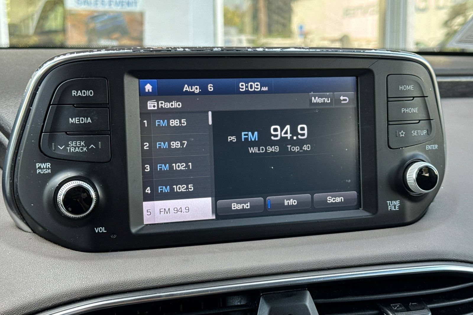 Used 2019 Hyundai Santa Fe SE AWD/4WD image 16
