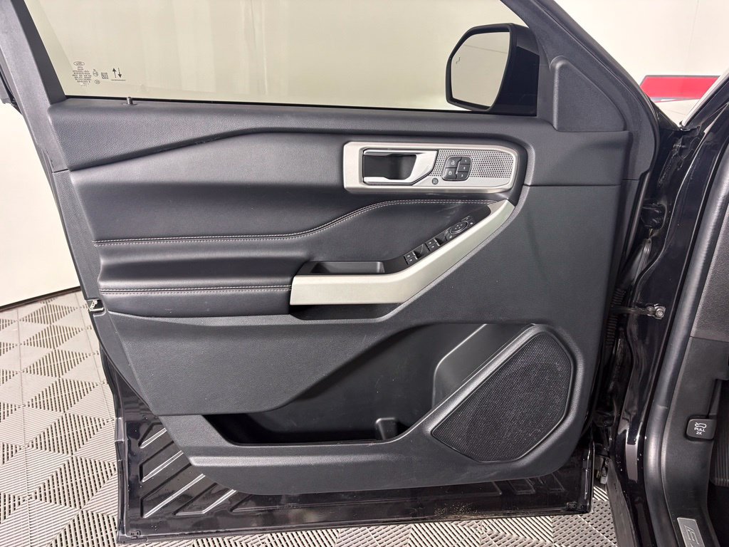 Used 2021 Ford Explorer Limited w/ Equipment Group 301A AWD/4WD image 16