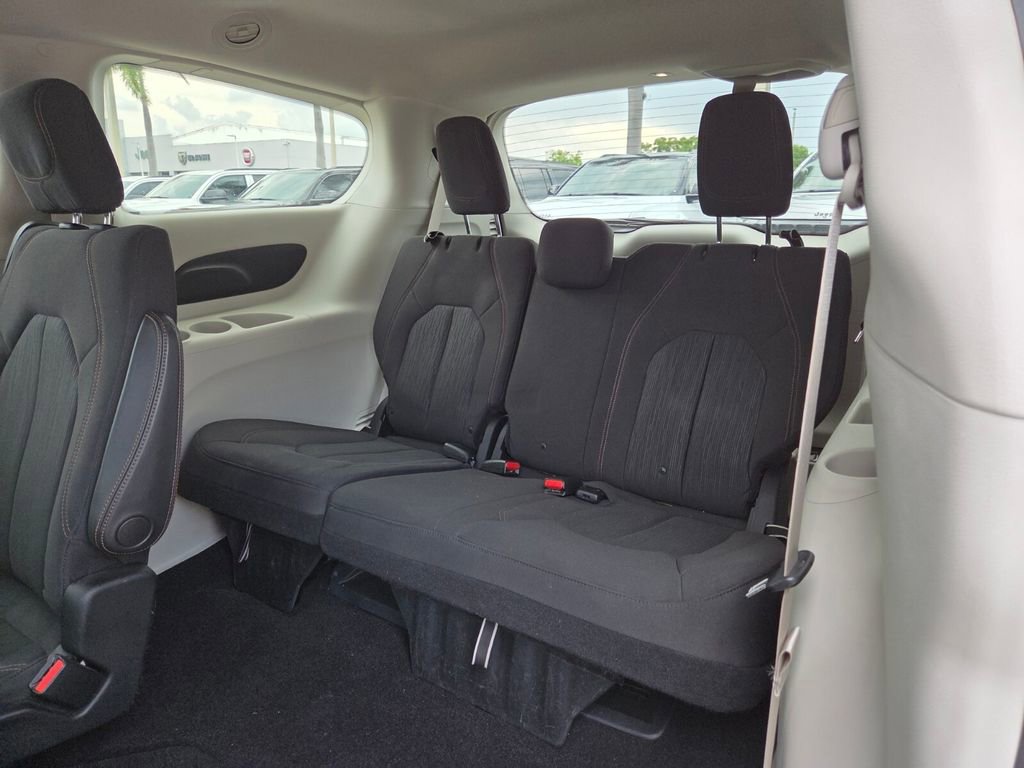 Used 2019 Chrysler Pacifica Touring Plus w/ Advanced Safetytec Group FWD image 18