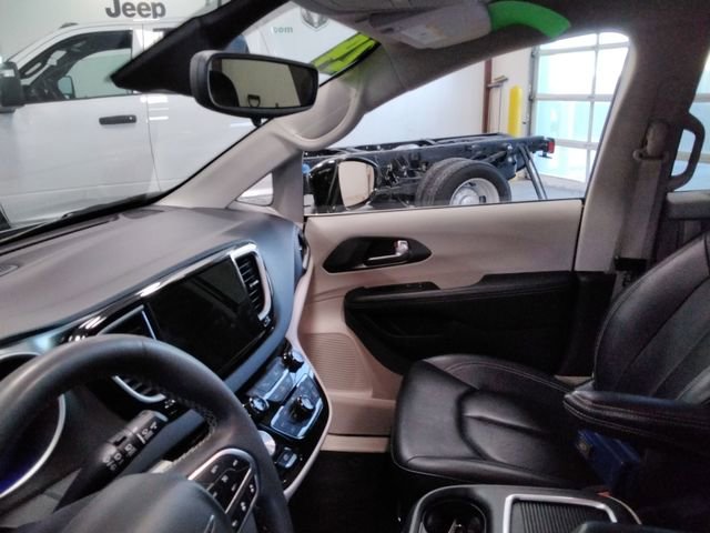 Used 2024 Chrysler Pacifica Touring-L image 24