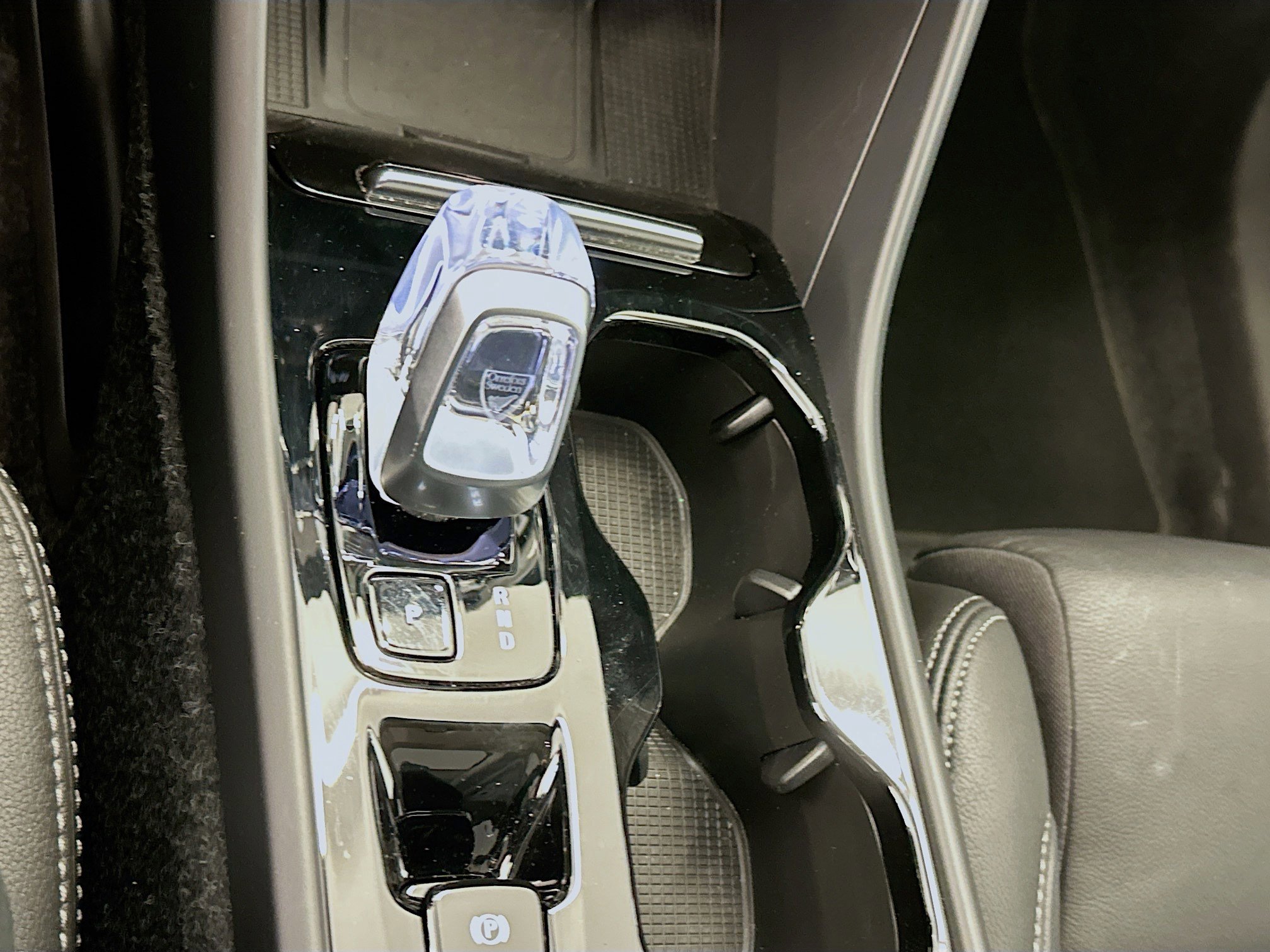 Used 2025 Volvo XC40 B5 Plus image 25