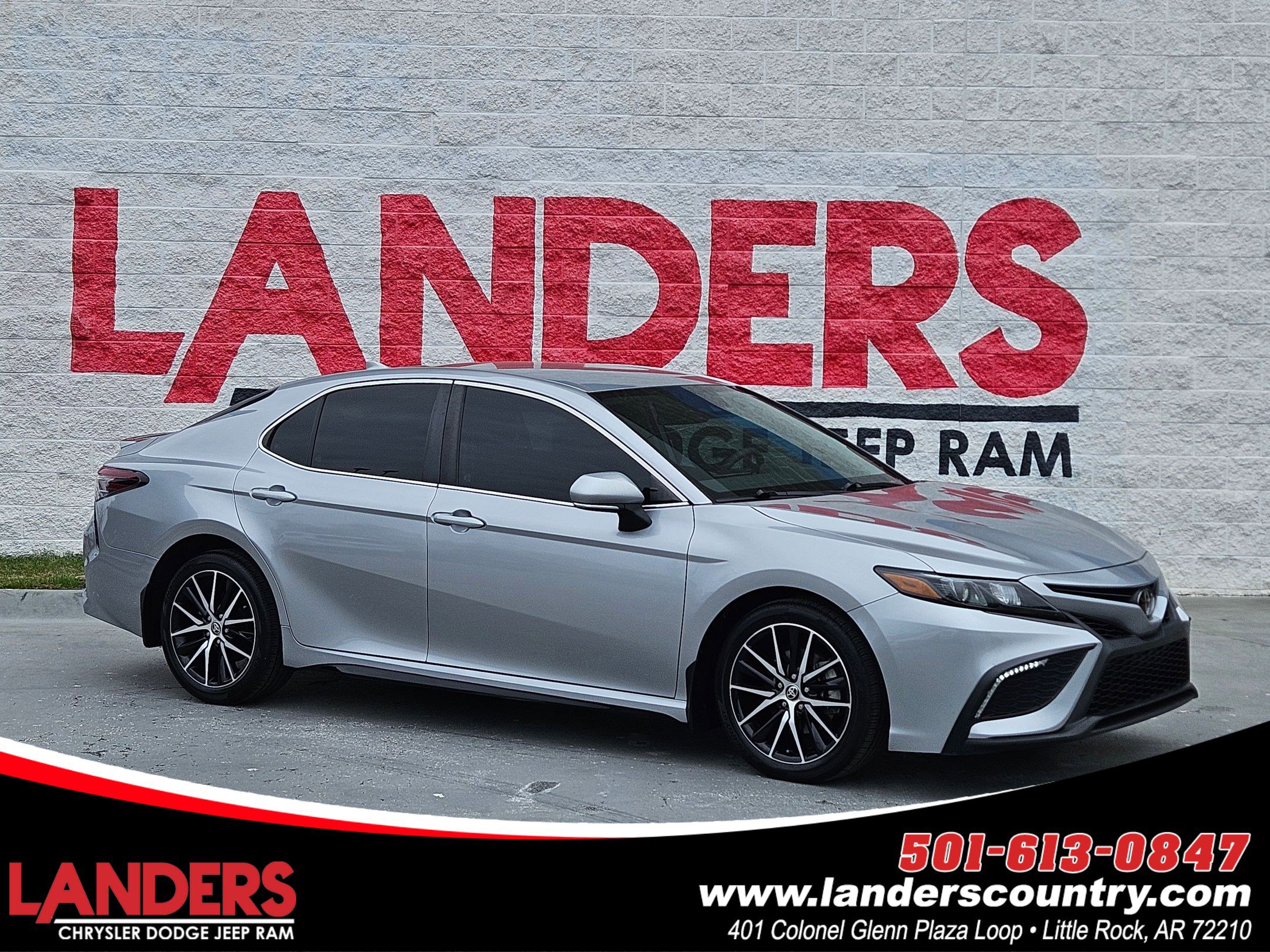 Used 2022 Toyota Camry SE FWD image 1
