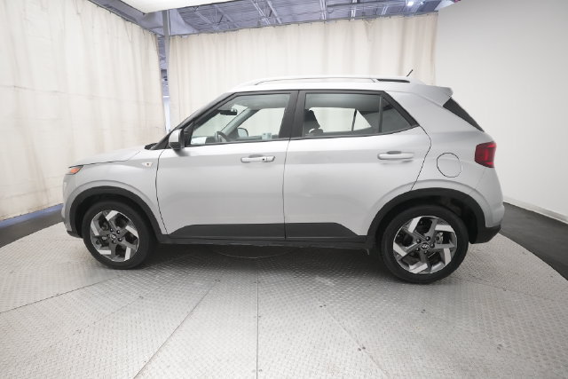 Used 2025 Hyundai Venue SEL FWD image 23