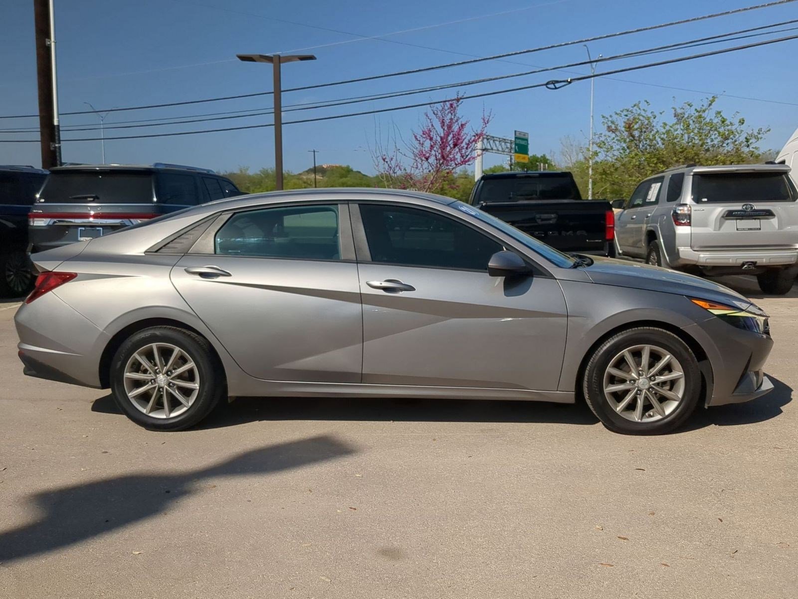 Used 2021 Hyundai Elantra SEL w/ Convenience Package image 2