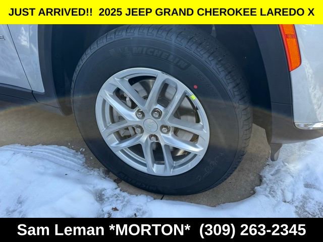 New 2025 Jeep Grand Cherokee L Laredo image 4